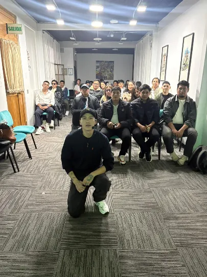 Estudiantes reunidos durante una sesión presencial de la comunidad