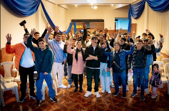 Grupo de estudiantes celebrando al final de un encuentro presencial