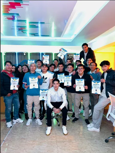 Estudiantes posando con sus certificados de formación