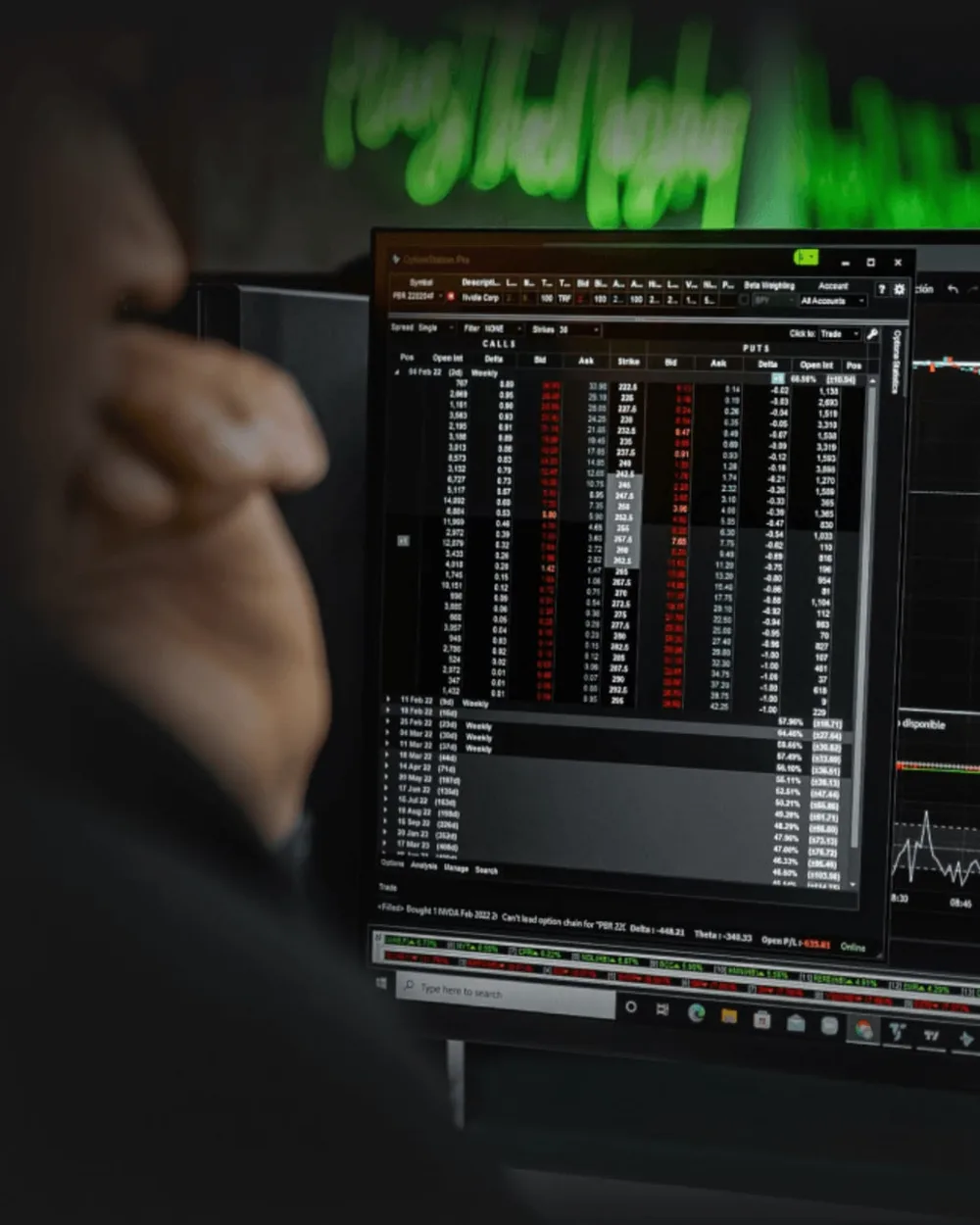 Persona analizando información de mercado en la pantalla de un ordenador